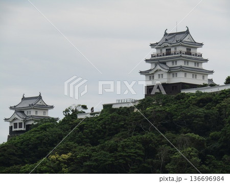 長崎県平戸市岩の上町、別名亀岡城と呼ばれ、平戸瀬戸に突出した平山城の平戸城 長崎県平戸市岩の上町、別名亀岡城と呼ばれ、平戸瀬戸に突出した平山城の平戸城 136696984