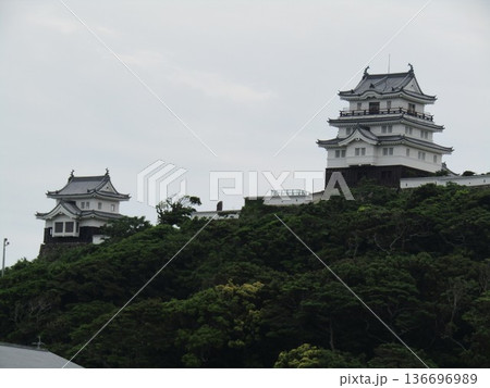 長崎県平戸市岩の上町、別名亀岡城と呼ばれ、平戸瀬戸に突出した平山城の平戸城 長崎県平戸市岩の上町、別名亀岡城と呼ばれ、平戸瀬戸に突出した平山城の平戸城 136696989