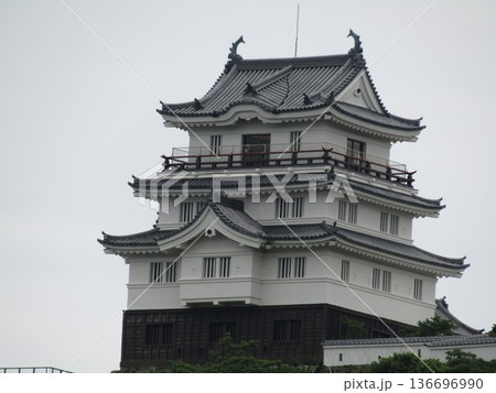 長崎県平戸市岩の上町、別名亀岡城と呼ばれ、平戸瀬戸に突出した平山城の平戸城 136696990