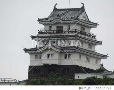 長崎県平戸市岩の上町、別名亀岡城と呼ばれ、平戸瀬戸に突出した平山城の平戸城 長崎県平戸市岩の上町、別名亀岡城と呼ばれ、平戸瀬戸に突出した平山城の平戸城 136696991