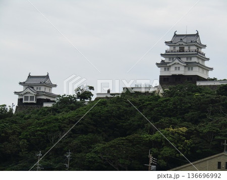 長崎県平戸市岩の上町、別名亀岡城と呼ばれ、平戸瀬戸に突出した平山城の平戸城 長崎県平戸市岩の上町、別名亀岡城と呼ばれ、平戸瀬戸に突出した平山城の平戸城 136696992