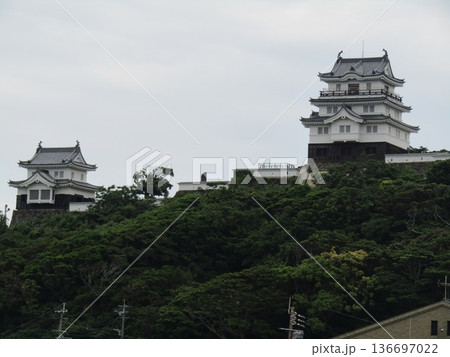 長崎県平戸市岩の上町、別名亀岡城と呼ばれ、平戸瀬戸に突出した平山城の平戸城 長崎県平戸市岩の上町、別名亀岡城と呼ばれ、平戸瀬戸に突出した平山城の平戸城 136697022