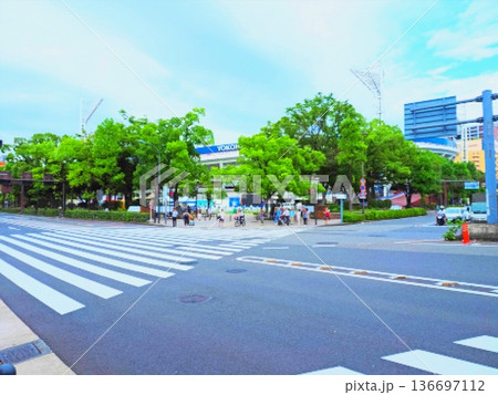 港町横浜・関内界隈の道路と街並みの風景写真。イラスト風の写真。 136697112