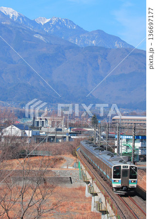 鳳凰三山をバックに塩崎川の橋梁を渡る211系。 136697177