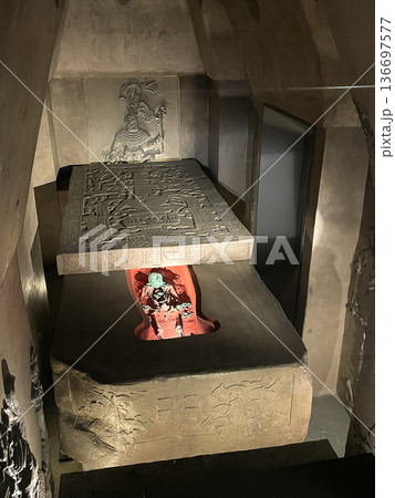 メキシコ国立人類学博物館　パカル大王の墓室 136697577