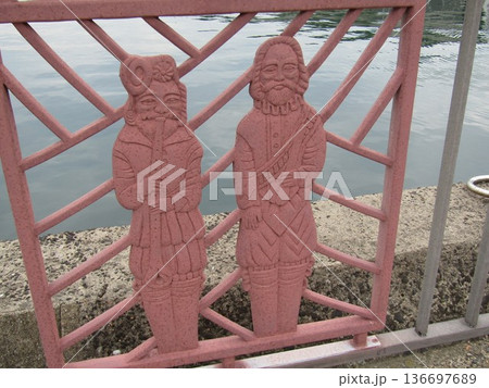 長崎県平戸市、歩道の柵に描かれた南蛮人 136697689