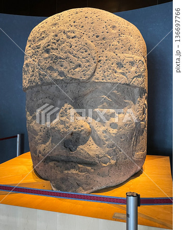 メキシコ国立人類学博物館　オルメカ巨石人頭像 136697766