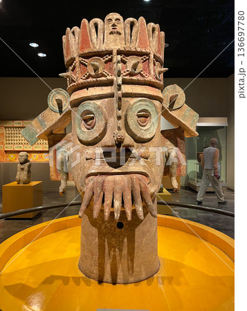 メキシコ国立人類学博物館　オルメカ・トラロック神像 136697780