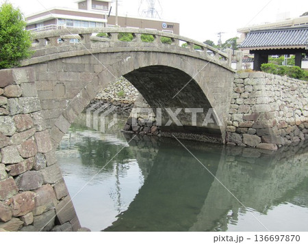 長崎県平戸市、1600年はじめに石工によって架橋された幸橋（オランダ橋） 136697870