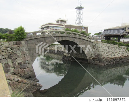 長崎県平戸市、1600年はじめに石工によって架橋された幸橋(オランダ橋) 長崎県平戸市、1600年はじめに石工によって架橋された幸橋(オランダ橋) 136697871