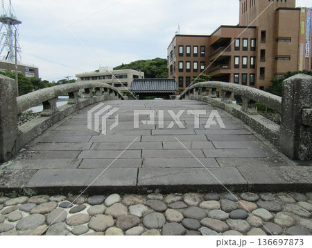 長崎県平戸市、1600年はじめに石工によって架橋された幸橋(オランダ橋) 長崎県平戸市、1600年はじめに石工によって架橋された幸橋(オランダ橋) 136697873