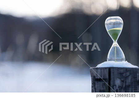 雪景色と砂時計 雪景色と砂時計 136698185