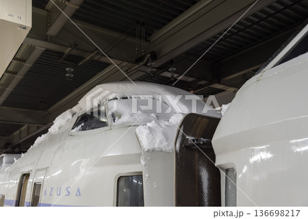 【降雪の特急スーパーあずさ　E351系】 136698217
