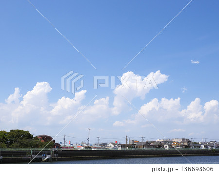 下からわき上がる積雲 下からわき上がる積雲 136698606