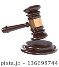 法廷で使うガベルとサウンドブロックの3Dレンダリングイラスト 136698744