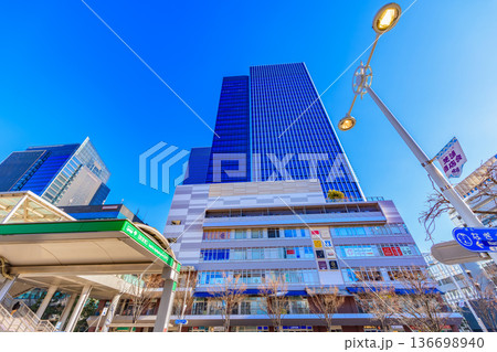 東京　港区　JR田町駅　芝浦口付近の都市風景 136698940