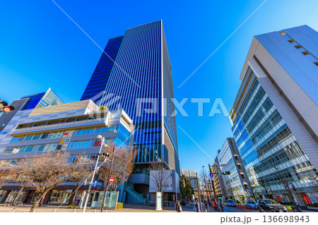 東京　港区　JR田町駅　芝浦口付近の都市風景 136698943