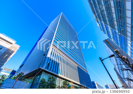 東京　港区　JR田町駅　芝浦口付近の都市風景　msb Tamachi 136698950