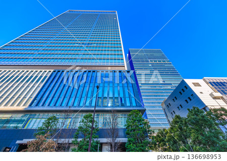 東京　港区　JR田町駅　芝浦口付近の都市風景　msb Tamachi 136698953