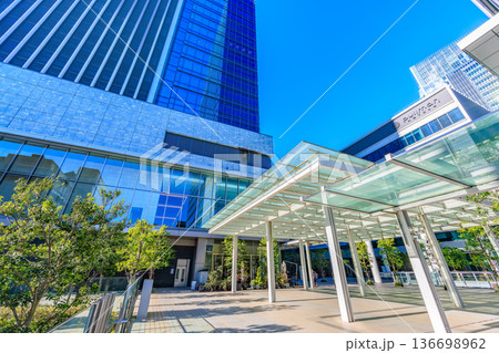 東京　港区　JR田町駅　芝浦口付近の都市風景　msb Tamachi 136698962