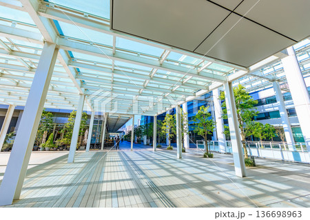 東京　港区　JR田町駅　芝浦口付近の都市風景　msb Tamachi 136698963