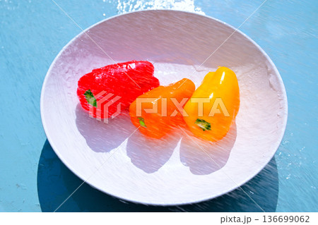 水滴の付いている 赤 黄 オレンジ色のパプリカ 水滴の付いている 赤 黄 オレンジ色のパプリカ 136699062