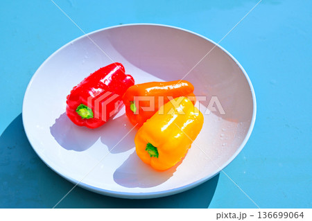 水滴の付いている　赤　黄　オレンジ色のパプリカ 136699064