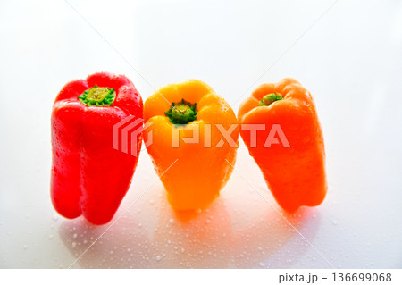 水滴の付いている　赤　黄　オレンジ色のパプリカ 136699068