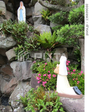 長崎県平戸市、平戸観光のシンボルでもあるゴシック様式の教会堂「平戸ザビエル記念教会」内のマリア像 136699080