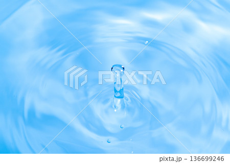 水しぶきのアクションショット 水しぶきのアクションショット 136699246