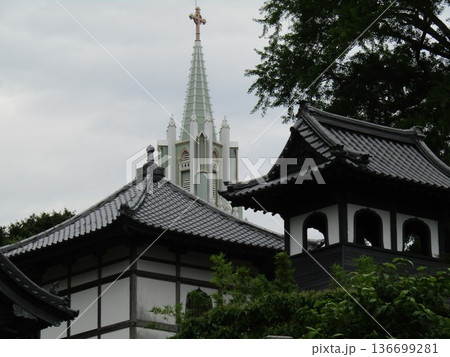 長崎県平戸市、平戸ザビエル記念教会と周囲の寺院が織りなす珍しい空間、寺院と教会の見える風景 136699281
