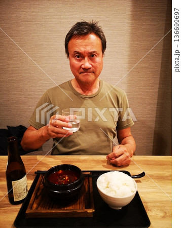 スーパー銭湯で喉を潤す男性 136699697