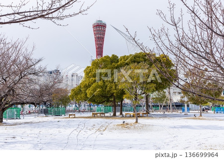 神戸港・メリケンパークに珍しく雪の贈り物 神戸市中央区にて 神戸港・メリケンパークに珍しく雪の贈り物 神戸市中央区にて 136699964
