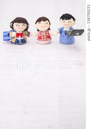 3人家族の人形 136700251