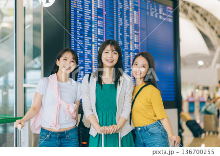 旅に出る空港の女性3人組 「撮影協力:関西国際空港(KIX)」 旅に出る空港の女性3人組 「撮影協力:関西国際空港(KIX)」 136700255