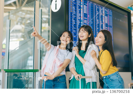 旅に出る空港の女性3人組 「撮影協力:関西国際空港(KIX)」 旅に出る空港の女性3人組 「撮影協力:関西国際空港(KIX)」 136700258