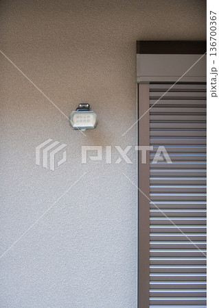防犯用のライトとシャッター 136700367