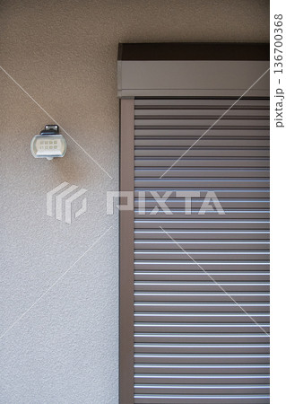 防犯用のライトとシャッター 136700368