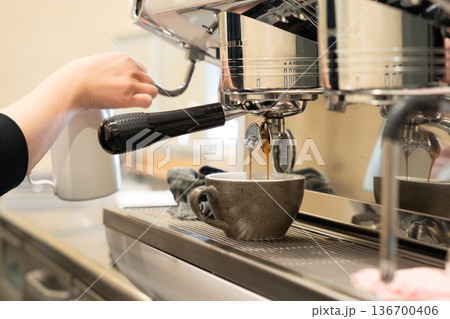 ハンドドリップするカフェ店員 ハンドドリップするカフェ店員 136700406