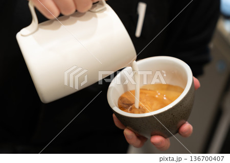 カフェラテを入れる女性の手元 カフェラテを入れる女性の手元 136700407