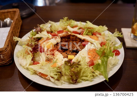 豪華なタコライス 136700425