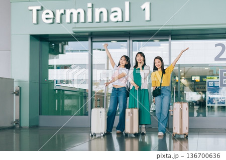 旅先の空港に到着した女性3人組　「撮影協力：関西国際空港（KIX）」 136700636
