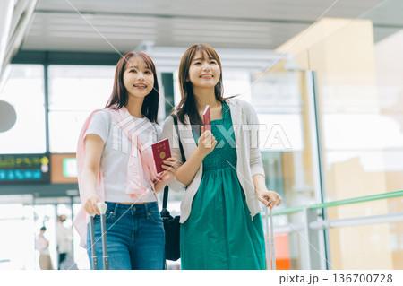 空港でパスポートを持つ女性2人組　「撮影協力：関西国際空港（KIX）」 136700728