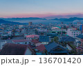 冬の朝焼けと霧に包まれた長野県上田市の住宅街と山並み 136701420