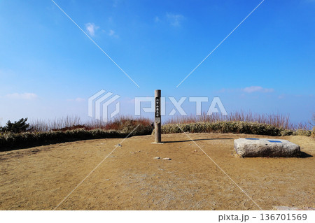 六甲山最高峰の風景（兵庫県） 136701569