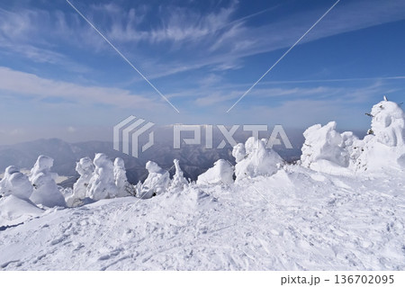 西大巓(西吾妻山)から見た冬の飯豊山の眺め 西大巓(西吾妻山)から見た冬の飯豊山の眺め 136702095