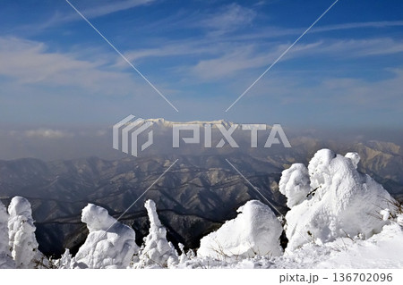 西大巓(西吾妻山)から見た冬の飯豊山の眺め 136702096
