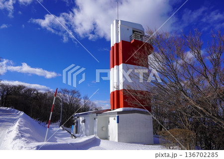 紋別灯台の冬 136702285