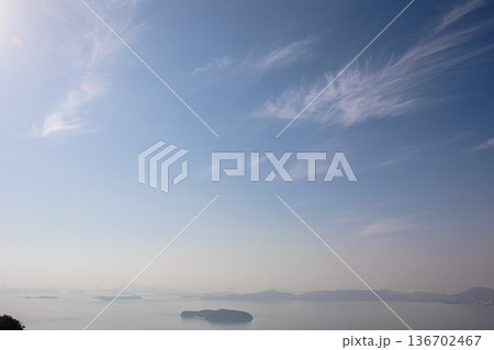 冬の瀬戸内海を見守る広大な空 冬の瀬戸内海を見守る広大な空 136702467