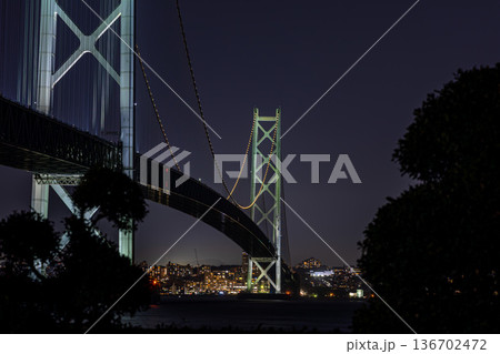 明石海峡大橋の夜景と街の灯り 明石海峡大橋の夜景と街の灯り 136702472
